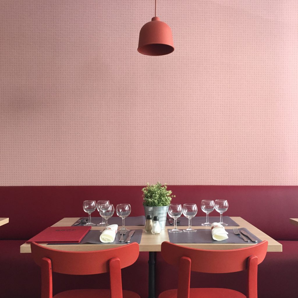 mur rose, table bois Chaises All Plastic rouges, de Jasper Morrison (VITRA) Suspensions rouges Grain Jens Fager (MUUTO)